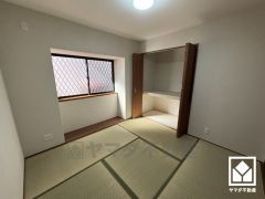 陽光がたっぷり差し込む洗練された和室。温かみのある畳のスッキリとしたデザインが、暮らしを心地よく彩ります。