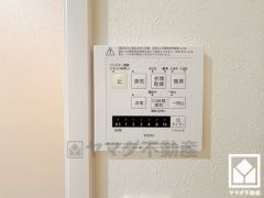 浴室暖房乾燥機付き。真冬の寒い浴室を暖かく、また雨の日の洗濯物の乾燥にと多用途に活躍する機能です。