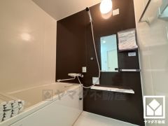 ゆったり足が伸ばせるので、毎日の疲れを癒やすバスタイムを実現。清潔感あふれる空間で、1日の疲れをリフレッシュ。