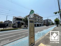 徒歩1分の距離にバス停がございます。毎日の通勤・通学だけでなく、休日のお出かけまで利便性に優れています。