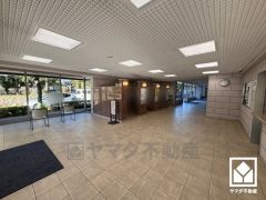 広々とした明るいエントランス。綺麗に整備されており、帰宅時や来客時にも気持ちの良い空間です。