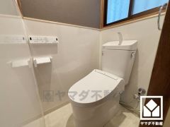 トイレにも小窓が付いており、明るく換気のしやすい空間です。タオル掛けやペーパーホルダーが設置されています。