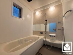 清潔感あふれる空間で、毎日のバスタイムをより快適に。真冬の寒い浴室を暖かく、また雨の日の洗濯物の乾燥にと多用途に活躍する浴室暖房乾燥機付きです。