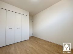 約5.2帖の2階東側洋室です。お子様のお部屋などにも丁度良い広さです。