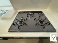 家族のごはん作りがはかどる。同時調理ができる3口コンロ付き。