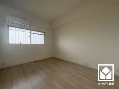 約5.8帖の洋室です。全居室フローリングでお掃除ラクラクです。