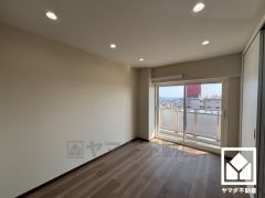 約6帖の洋室です。バルコニーにつながるお部屋で、通風・陽当たり良好。お子様のお部屋などにも丁度良い広さです。