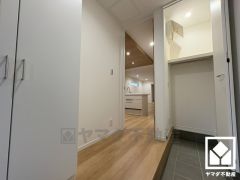 玄関には土間収納を完備。ベビーカーやアウトドア用品もすっきり収まり、いつでも整った空間に。