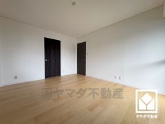 大きなウォークインクローゼット付きの洋室で整理整頓しやすいです。