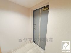 白を基調とした明るい玄関で、毎日を爽やかにスタート。清潔感あふれる空間が、訪れる人々を温かく迎えます。