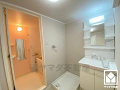 室内洗濯機置場がございますので、天候に左右されず洗濯していただけます。