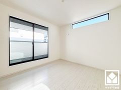 バルコニーにつながるお部屋で、通風・陽当たり良好。