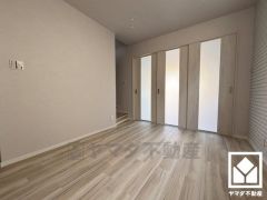 柔らかな光が差し込むリビング、快適で落ち着いた住まい。