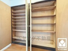 全居室収納付き。廊下にも収納スペースがあり、住空間を広々お使いいただけます。