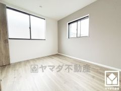 約6.6帖の洋室です。お子様のお部屋などにも丁度良い広さです。