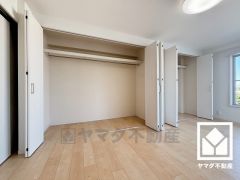 東側洋室です。大きなクローゼット付きの洋室で整理整頓しやすいです。