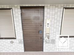 玄関ドアは防犯性の高いダブルロックドアです。