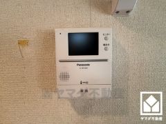 突然の来訪時でも安心なモニター付きインターホンを完備。お留守番中のお子様でも簡単に来訪者の確認ができます。