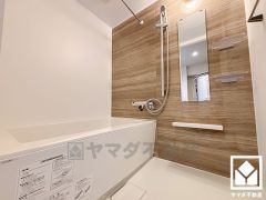 1日の疲れを癒す浴室でゆったりリフレッシュ。ナチュラルな木目調のアクセントパネルは落ち着いた雰囲気を演出してくれます。