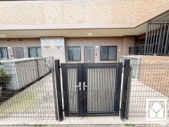 玄関周りに個性が生まれる専用ポーチ付き。門扉がございますので、防犯面でも効果的です。