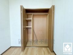 新たに家具を買わなくても良いので、ハンガーパイプ付きのクローゼットは嬉しいですね。