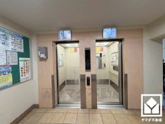 2基のエレベーターを設置し、待ち時間を短縮。快適な住まいへのアクセスをスムーズに。防犯カメラが設置されておりセキュリティにも配慮されています。