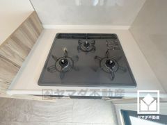 毎日の料理がもっとスムーズに。便利な3口コンロ付きキッチン。