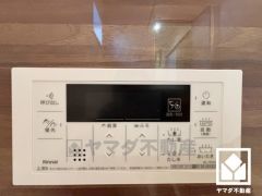 ボタン1つで自動でお湯張りができるオートバス機能付き。追い炊き機能もございますので、いつでも温かいお風呂に入ることができます。