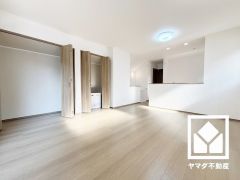 プライバシー・採光に配慮された広々15.43帖の2階リビングが魅力。家族全員がリラックスできる、ゆったりとした快適リビングで温かい団らんの時間を。