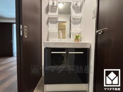 収納豊富でスッキリお使い頂ける洗面台です。洗面ボウルが広めなので、忙しい朝でも身支度がしやすく時短になります。