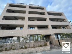 床暖房付きで、寒い冬でも足元ポカポカ。ホコリを巻き上げないのでお子様のいるご家庭にもおすすめです。