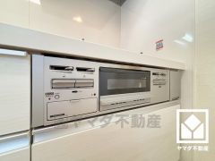 調理に手間がかかりがちな肉や魚を、短時間でサッと焼き上げることができるグリル付き。