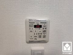 浴室暖房乾燥機付き。真冬の寒い浴室を暖かく、また雨の日の洗濯物の乾燥にと多用途に活躍する機能です。