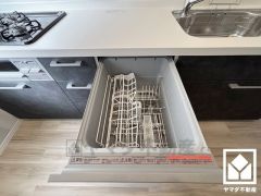 毎日の家事の負担を軽減でき、水道代の節約にもなる食器洗乾燥機付き。