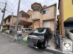 キッチンは空間を有効活用できる壁付けタイプ。