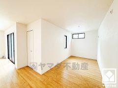 リビングには約5帖のフリースペースがあり、机を置いてテレワークスペースや、お子さまのスタディスペースにするなど、多用途にご利用いただけます。