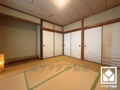 季節の花や掛け軸などを飾っていただける床の間があり、メリハリのある空間となっています。