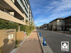 「ライフ浜甲子園店」まで徒歩7分、「ドラッグユタカ浜甲子園店」まで徒歩7分など、お買い物施設が徒歩圏内に複数あり便利な住環境です。