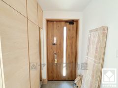 ドアの窓から光が差し込み、外出時にも帰宅時にも、明るい気持ちになれる玄関です。シューズボックスはお出かけの前のチェックにも便利な鏡付きです。