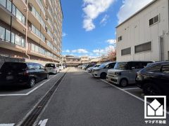 敷地内に駐車場を完備（月額17000円）。重い荷物や雨の日の移動もスムーズで、快適なカーライフを実現。空き状況等は弊社スタッフまでお気軽にお問い合わせください。