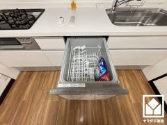 毎日の家事の負担を軽減でき、水道代の節約にもなる食器洗乾燥機付き。