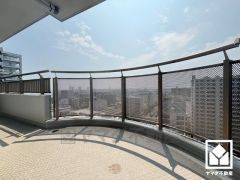 21階部分のため西向きバルコニーからの眺望は大変良好です。前面に視界を遮る高い建物がなく、開放的な景色が広がります。