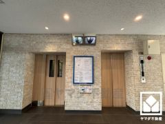 2基のエレベーターを設置し、待ち時間を短縮。快適な住まいへのアクセスをスムーズに。防犯カメラが設置されておりセキュリティにも配慮されています。