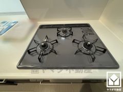 家族のごはん作りがはかどる。同時調理ができる3口コンロ付き。