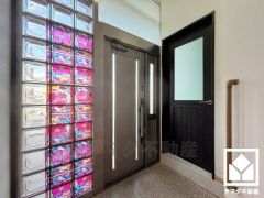 遊び心のあるガラスブロックが魅力的な玄関デザイン。柔らかな光が差し込み、外出時にも帰宅時にも、明るい気持ちになれる玄関です。