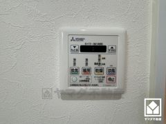 浴室暖房乾燥機付き。真冬の寒い浴室を暖かく、また雨の日の洗濯物の乾燥にと多用途に活躍する機能です。