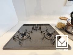 毎日の料理がもっとスムーズに。便利な3口コンロ付きキッチン。