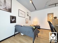 おしゃれなインテリアが映えるリビングで、リラックスしたひとときを過ごせます。