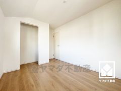 約6帖の洋室です。大きなクローゼット付きのお部屋で整理整頓しやすいです。