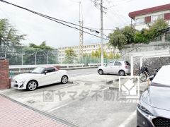 平面駐車場付き。使用料無償です。重い荷物や雨の日の移動もスムーズで、快適なカーライフを実現。